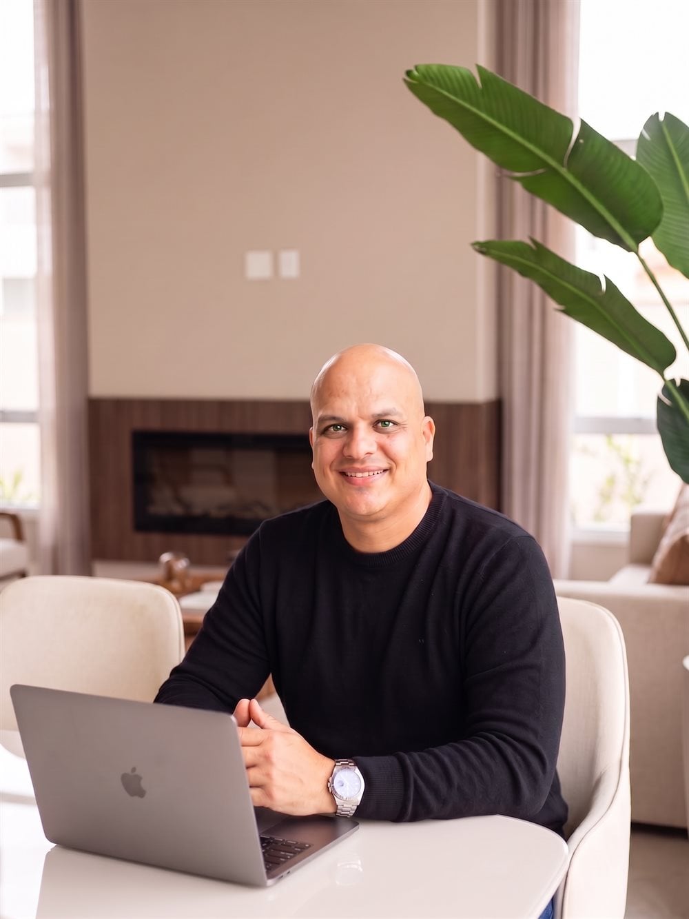 Dr. Wagner Luz, psicanalista clínico, sorrindo sentado à mesa com um notebook
